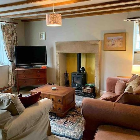Taddington Millstone Cottage - Cosy Peak District Cottage المظهر الخارجي الصورة