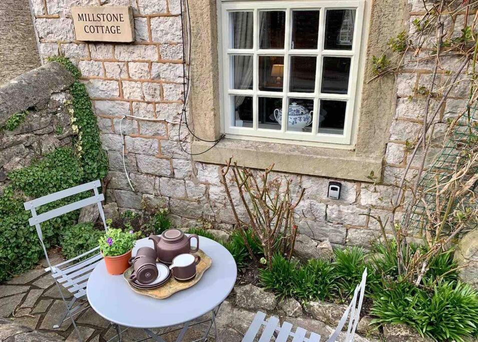 Taddington Millstone Cottage - Cosy Peak District Cottage المظهر الخارجي الصورة